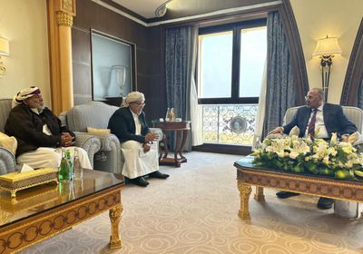 الرئيس الزُبيدي يناقش تداعيات النزوح المُسيس للمهرة