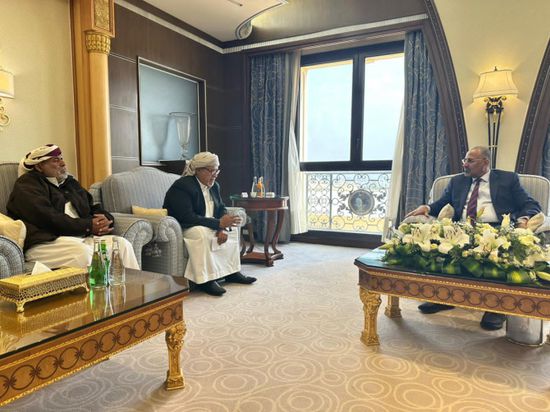 الرئيس الزُبيدي يناقش تداعيات النزوح المُسيس للمهرة