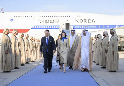 الشيخ محمد بن زايد يستقبل رئيس كوريا الجنوبية في قصر الوطن