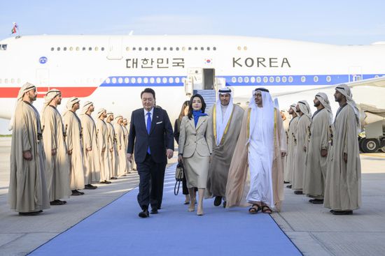 الشيخ محمد بن زايد يستقبل رئيس كوريا الجنوبية في قصر الوطن