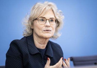 وزيرة الدفاع الألمانية تتقدم باستقالتها