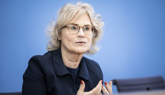وزيرة الدفاع الألمانية تتقدم باستقالتها