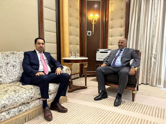 الرئيس الزُبيدي يكلف الوزير البكري بإعداد برامج رياضية للشباب