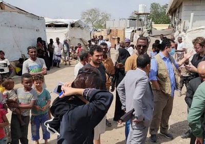 وفد صحفي دولي يزور دار سعد ويطلع على أزمة النزوح