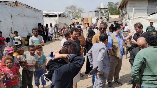 وفد صحفي دولي يزور دار سعد ويطلع على أزمة النزوح