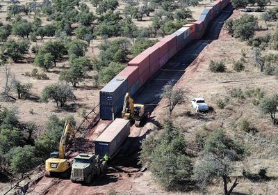 إزالة جدار من الحاويات على حدود أمريكا والمكسيك
