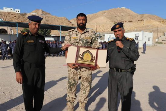تكريم ملازم بأمن ساحل حضرموت بعد موقف إنساني