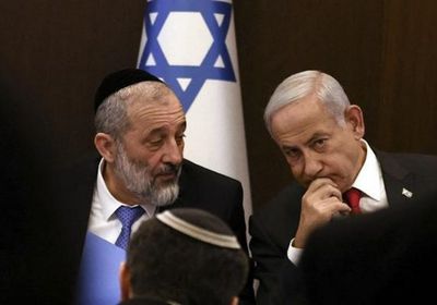 رئيس الوزراء الإسرائيلي يقيل وزير الداخلية من منصبه