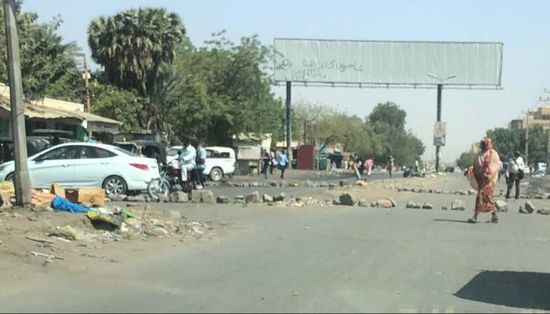 السودان.. محتجون يعرقلون فعاليات معرض الخرطوم بالمتاريس