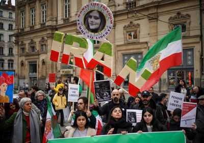 باريس تدعو للإفراج الفوري عن محتجز في إيران