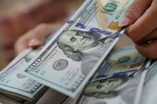 الدولار يتراجع أمام العملات الرئيسية للأسبوع الثالث
