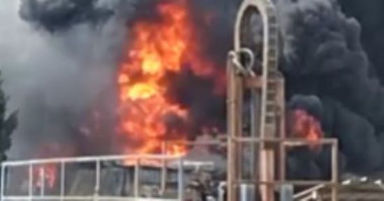 حريق ضخم بمصنع لتكرير زيت السيارات غرب إيران