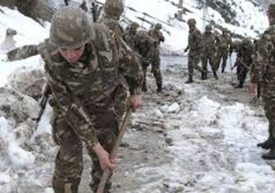 إنقاذ 15 شخصًا علقوا وسط الثلوج بالجزائر