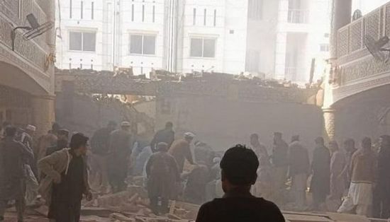 انفجار ضخم بمسجد في باكستان وإصابة 70