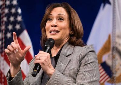 كامالا هاريس تشارك في جنازة الشاب الأسود