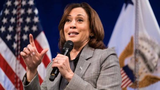 كامالا هاريس تشارك في جنازة الشاب الأسود