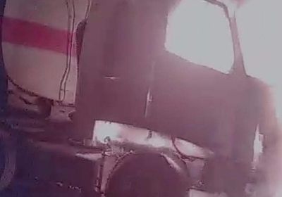 إخماد حريق بناقلة نفط على خط الريان