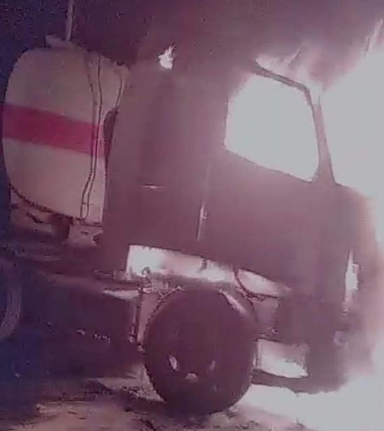 إخماد حريق بناقلة نفط على خط الريان