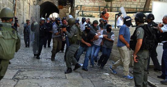 اعتقال 7 فلسطينيين بواسطة قوات الاحتلال