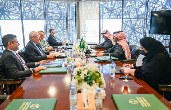 آل جابر وليندركينج يبحثان جهود السعودية لدعم السلام