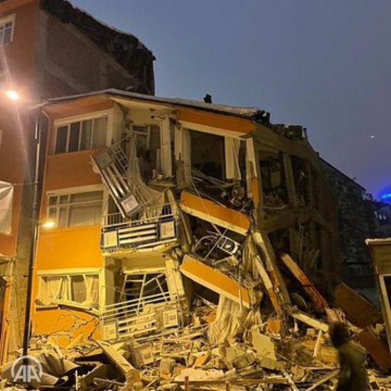 خفض تحذير تسونامي في إيطاليا بعد زلزال تركيا