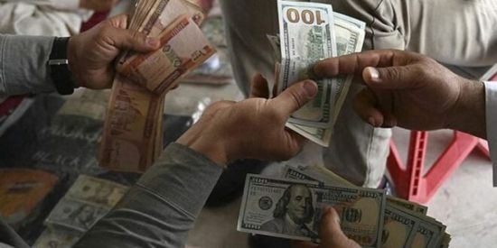 طالبان تفرض قيودًا على تحويلات الدولار الأمريكي