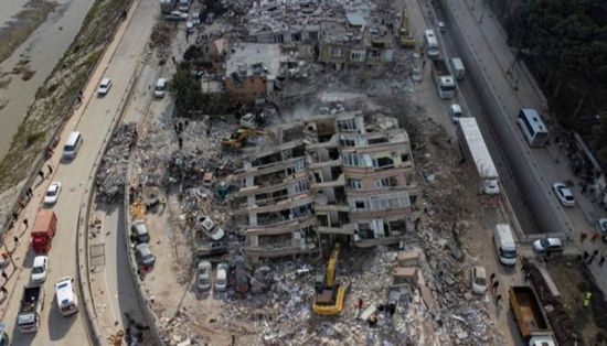إنقاذ سيدة من تحت الأنقاض بعد 100 ساعة من الزلزال بتركيا