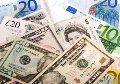 الاسترليني يتراجع أمام الدولار ويصعد مقابل اليورو