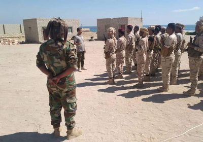 قائد لواء النخبة بالربوة يتفقد نقطة تفتيش غرب المكلا