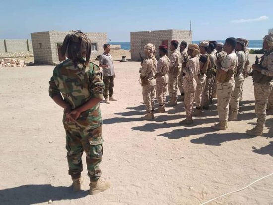 قائد لواء النخبة بالربوة يتفقد نقطة تفتيش غرب المكلا