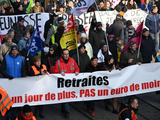 آلاف الفرنسيين يرفضون تعديل نظام التقاعد