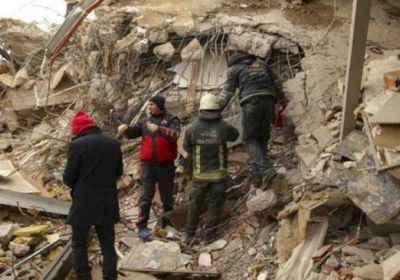 فريق إغاثة سلفادوري ينتشل امرأة وطفلًا من تحت الأنقاض بتركيا