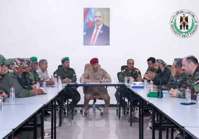 قيادة حزام عدن تطلع على تقارير أداء إدراتها