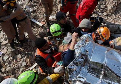 انتشال أحياء من تحت أنقاض زلزال تركيا وسوريا
