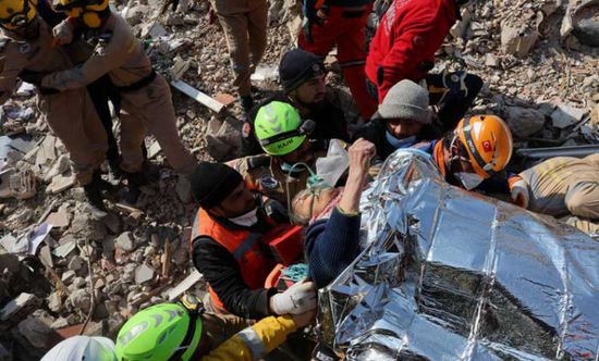 انتشال أحياء من تحت أنقاض زلزال تركيا وسوريا