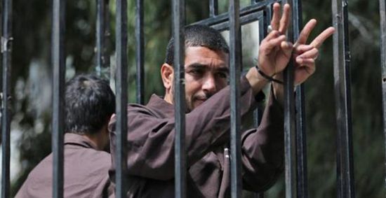 الأسرى الفلسطينيون بسجون الاحتلال يبدأون تنفيذ عصيانهم  