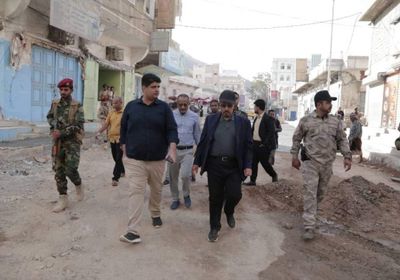 محافظ حضرموت يتفقد مشاريع الطرق بالمكلا
