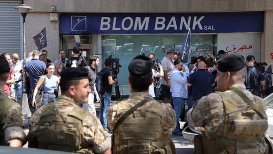 محتجون يضرمون النار ويحطمون بنوكًا في بيروت
