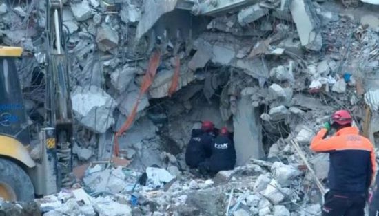 إنقاذ تركي من تحت الأنقاض بعد 278 ساعة على الزلزال