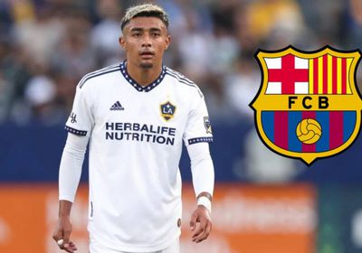 رسميًا.. برشلونة يضم المدافع المكسيكي خوليان أراوخو