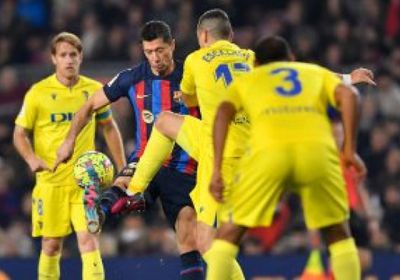 برشلونة يتغلب على قادش في الشوط الأول بهدفين