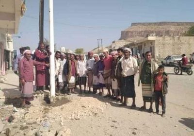 بدء تركيب أعمدة إنارة بشوارع المحفد