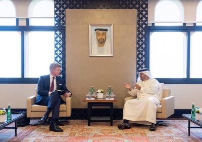 قرقاش: نقف مع الابرياء باليمن وندعم "الرئاسي"