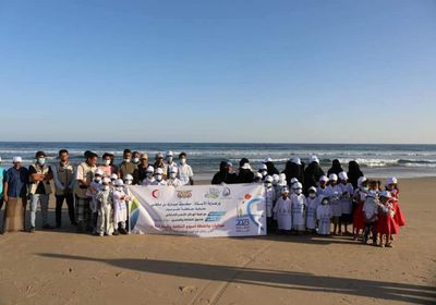 مئات المتطوعين يشاركون بتنظيف شواطئ المكلا