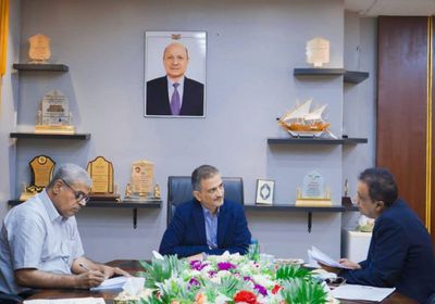 لملس يدعم "محو الأمية" بنفقات 40 معلما بعدن