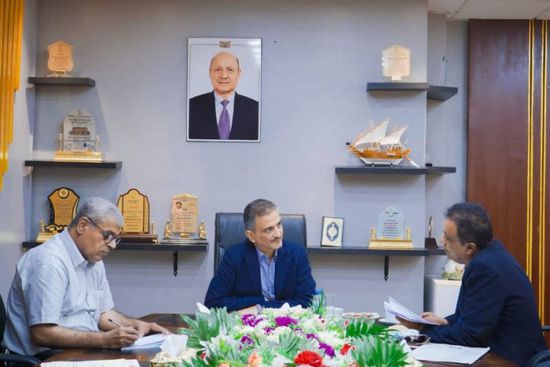 لملس يدعم "محو الأمية" بنفقات 40 معلما بعدن