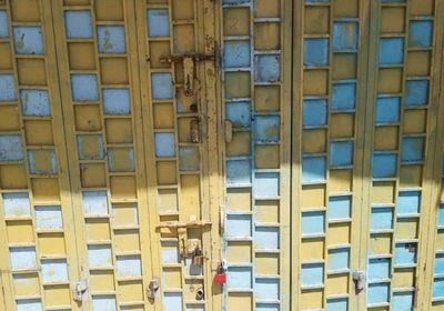 إغلاق محال تجارية مخالفة في الشحر