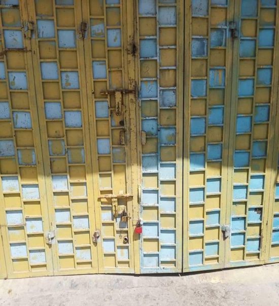 إغلاق محال تجارية مخالفة في الشحر