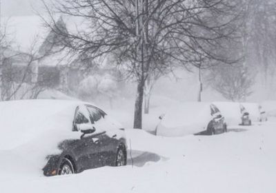 عاصفة ثلجية تغلق مئات المدارس في الولايات المتحدة
