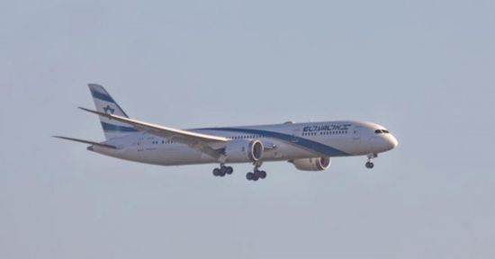 عمان تفتح المجال الجوي أمام جميع الناقلات